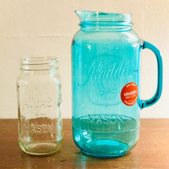 Teal plastic Aladdin pitcher - Picture 3 of 4